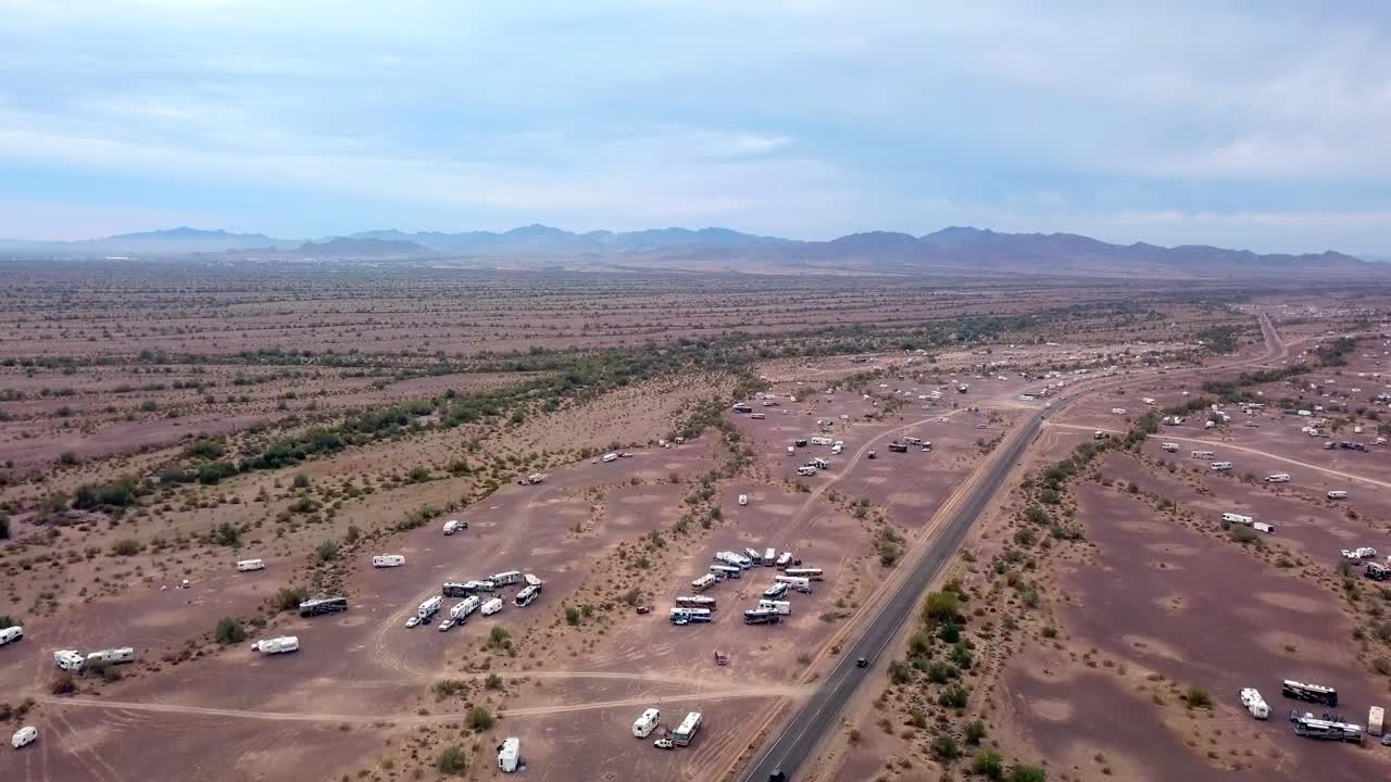 vista aérea de drones de campamento disperso en el desierto - cuarzo arizona