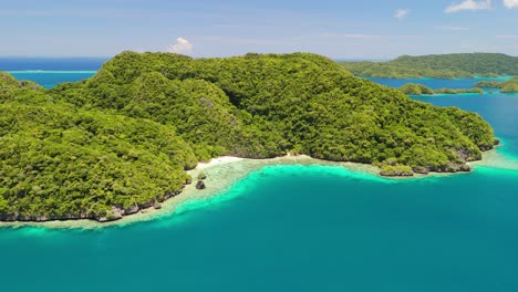 playa aislada en una isla remota en la región de lau de fiji