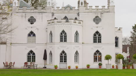 Profilansicht-Der-Außenarchitektur-Des-Strawberry-House-Mit-Garten-Im-Vordergrund-Am-Abend-In-London,-England