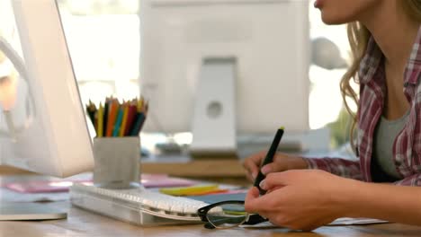 Chica-Guapa-Usando-Tableta-Y-Hablando-Con-Otra-Chica