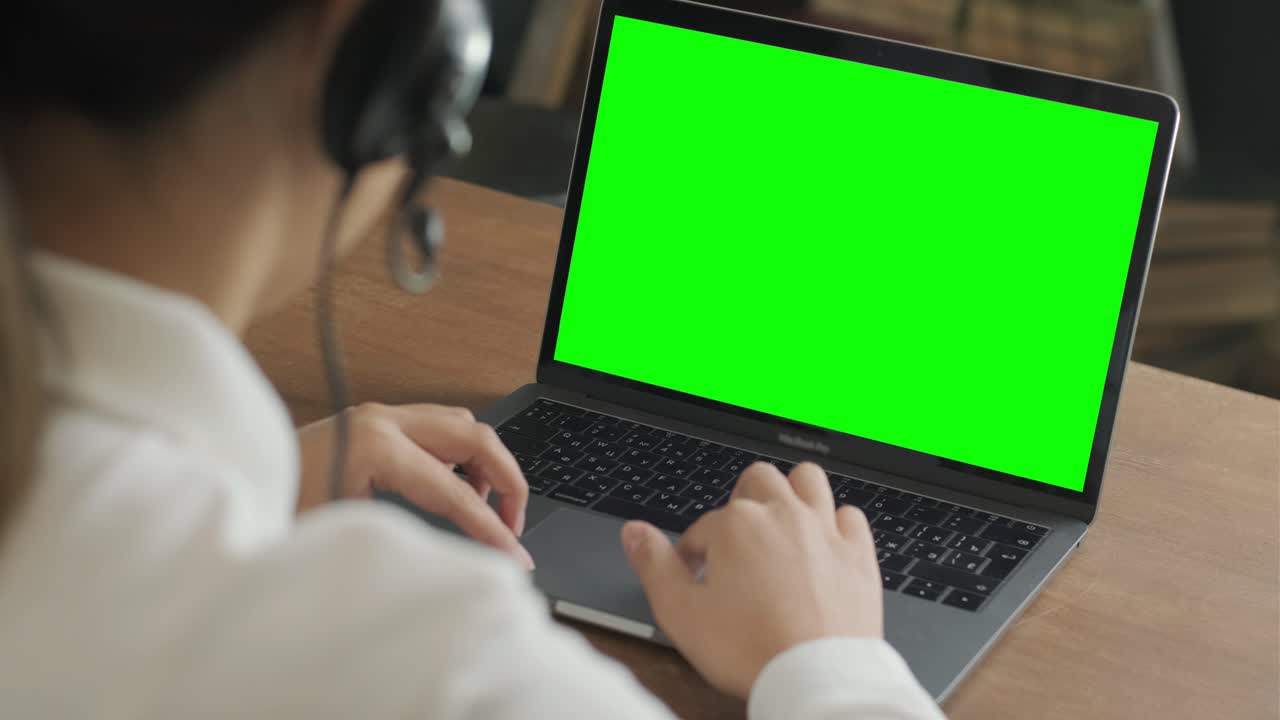 maqueta, operadora de centro de llamadas femenina, agente de soporte al cliente usa auriculares consulta al cliente en línea, escribe en portátil, habla en chat por computadora en internet, operador de línea de ayuda secretaria hace videoconferencia