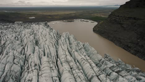 Drohne,-Die-über-Einen-Großen-Gletscher-In-Island-Fliegt,-Wobei-Die-Kamera-4k-Nach-Unten-Geneigt-Ist