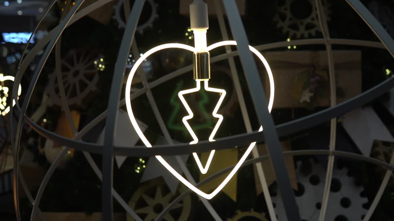 una lámpara de diodo en forma de árbol de navidad invertido. estado de ánimo y atmósfera navideña