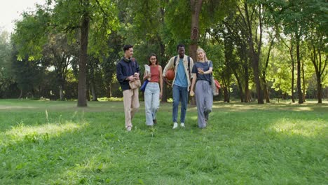 grupo de estudiantes en un parque