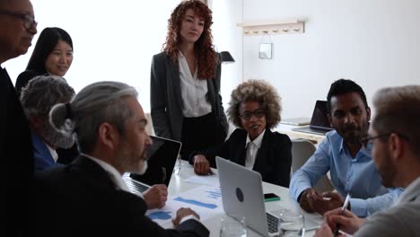 personas de negocios multirraciales que trabajan dentro de la oficina del banco - reunión y concepto de inicio