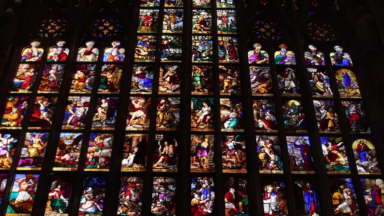 Panoramica verso l'alto di un'intricata vetrata in una cattedrale gotica