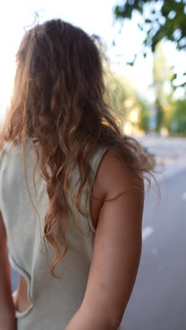 mujer caminando por una calle de la ciudad