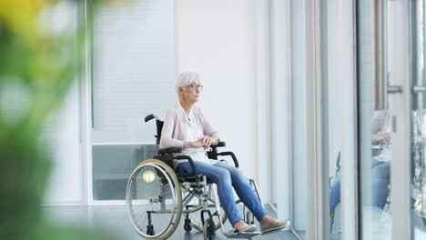 una mujer mayor sentada en su silla de ruedas