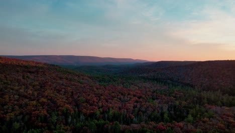 Imágenes-De-Video-De-Drones-Aéreos-De-Las-Hermosas-Montañas-Apalaches-Durante-El-Pico-De-Follaje-En-El-Valle-Del-Hudson-De-Nueva-York-Durante-La-Hora-Dorada