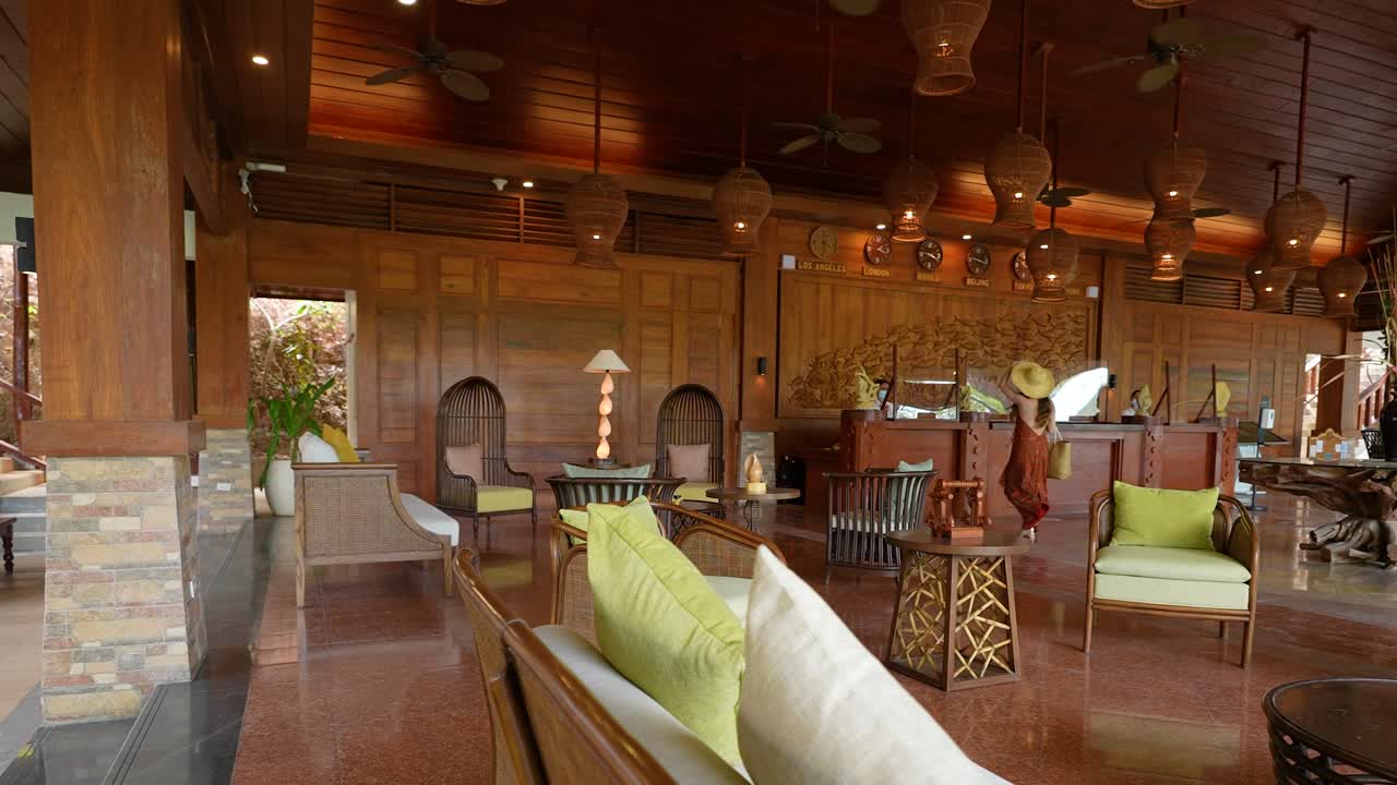 트로피컬 호텔 리조트 로비 팬 오른쪽 슬로우 모션 4k