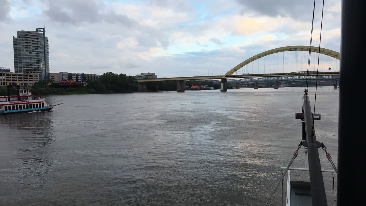 미국 신시내티 근처 오하이오 강을 항해하는 강박의 포브