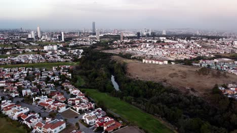 Mexikanische-Vorstadt-Nachbarschaft-Neben-Dem-Fluss-An-Bewölkten-Tagen