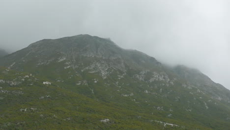 Atemberaubender-Weitwinkel-Eines-Hohen-Berges-In-Argentinien