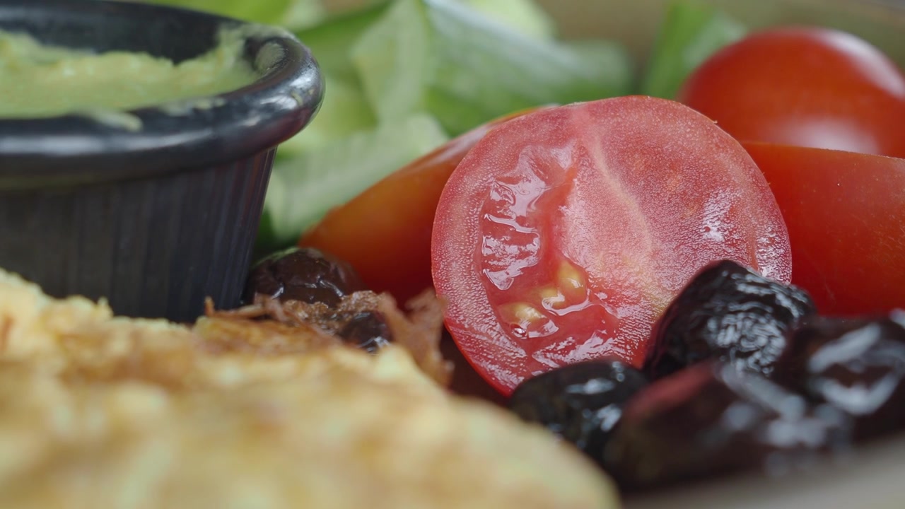 Primo piano di un piatto salutare per la colazione con omelette e verdure
