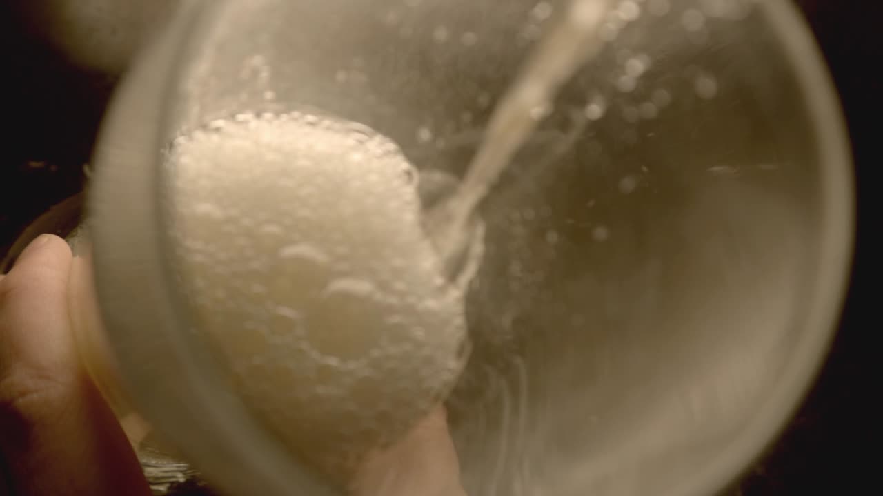 Versare birra ghiacciata nel bicchiere. - primo piano
