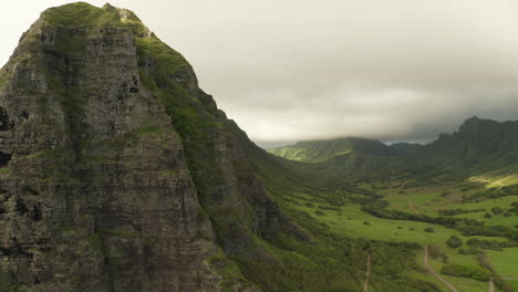drone aerial cliffside empujar en el rancho de kualoa
