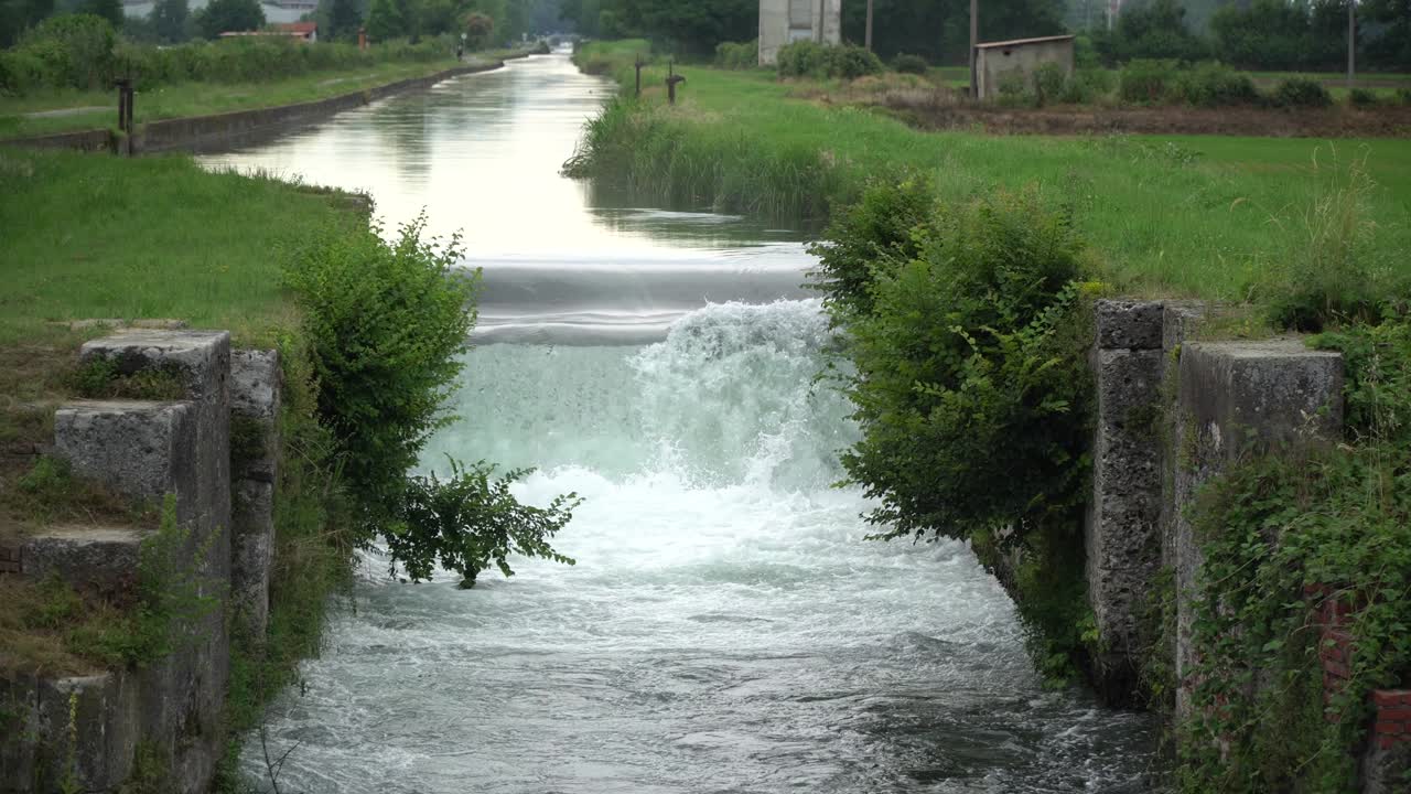 강 폭포 - 차가운 강에서 흐르는 물과 어지는 물.