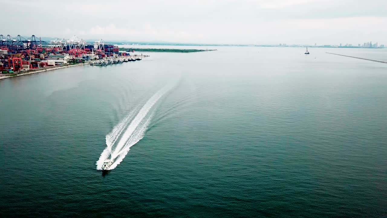 항공 - 물 위를 항해하는 더 큰 속도 보트의 위아래 추적