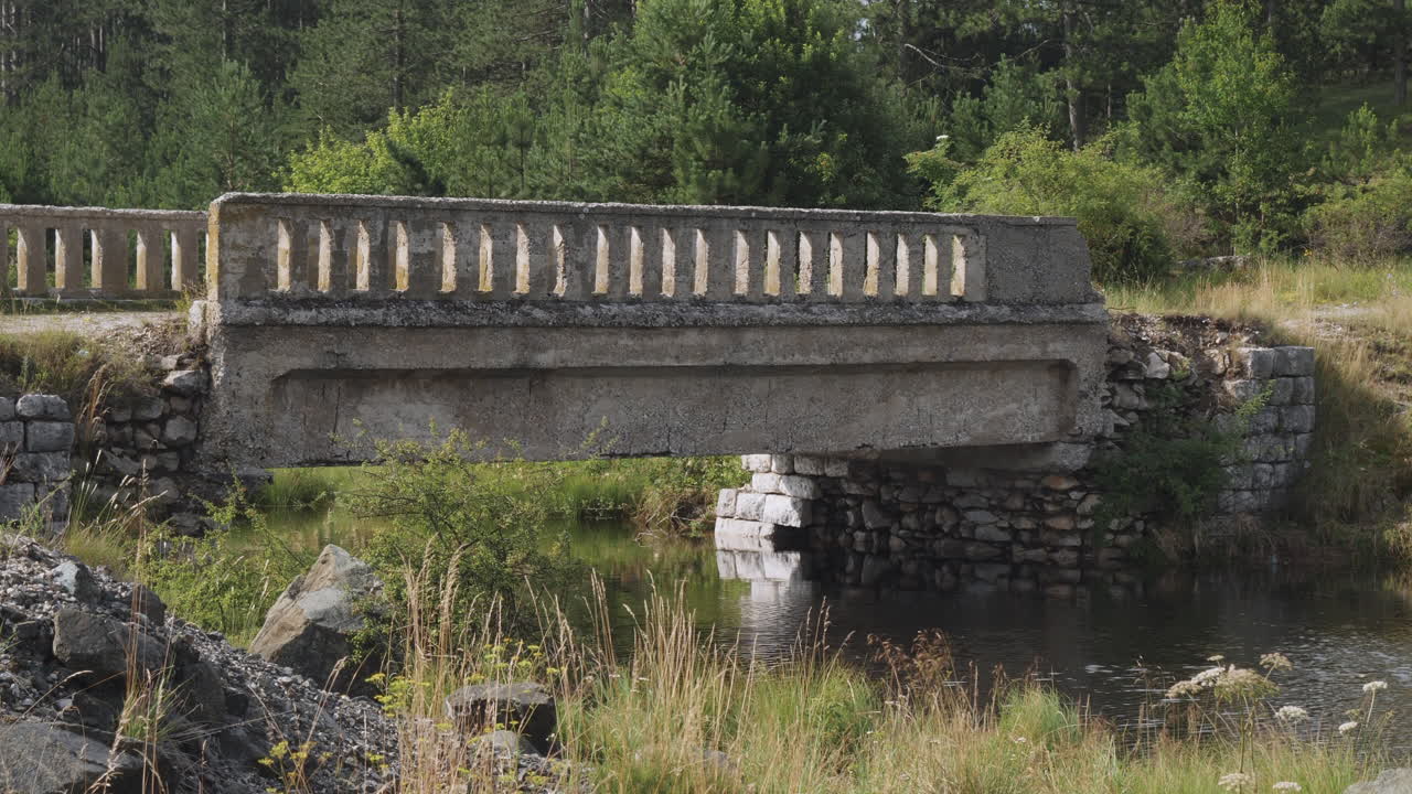 старый небольшой мост города через реку