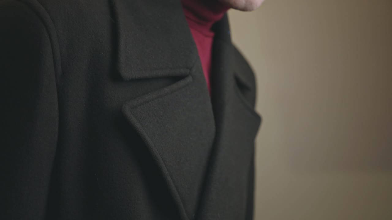 깔끔한 차콜 그레이 더블 브레스트 와이드 노치 라펠 오버코트를 입은 남자 - 클로즈업 샷