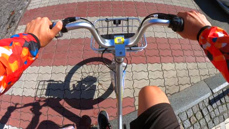 persona montando una bicicleta en una calle de la ciudad