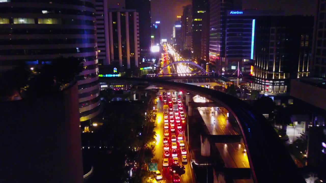 tráfico nocturno de la ciudad
