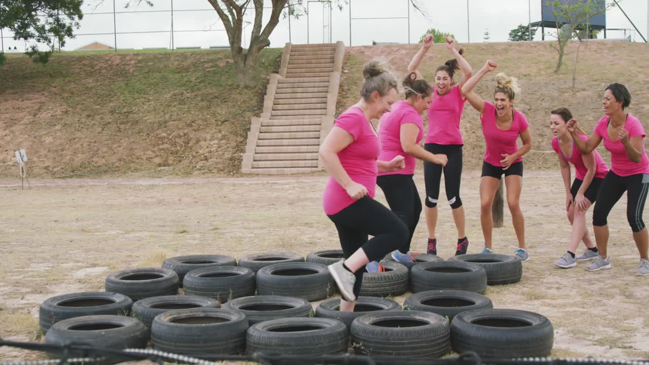 amigas disfrutando de hacer ejercicio en el campamento de entrenamiento juntas