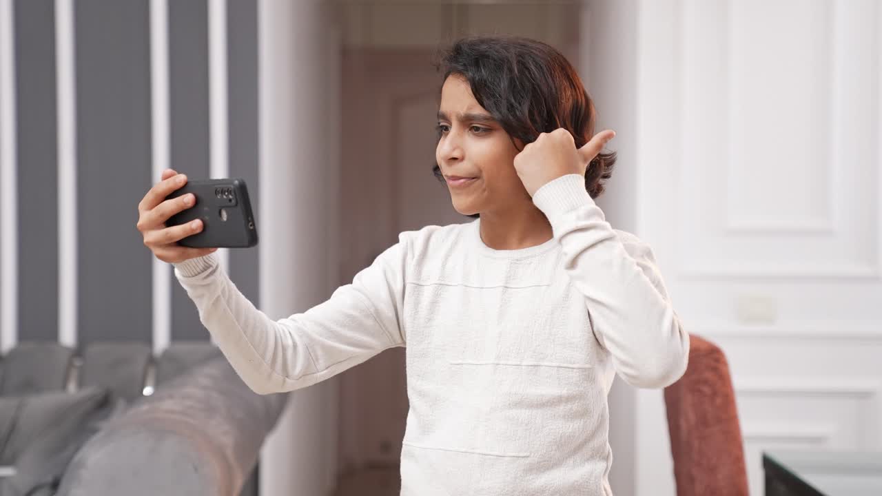 인도 아이 유튜버가 소셜 미디어를 위해 블로그와 비디오를 만들고 있습니다.