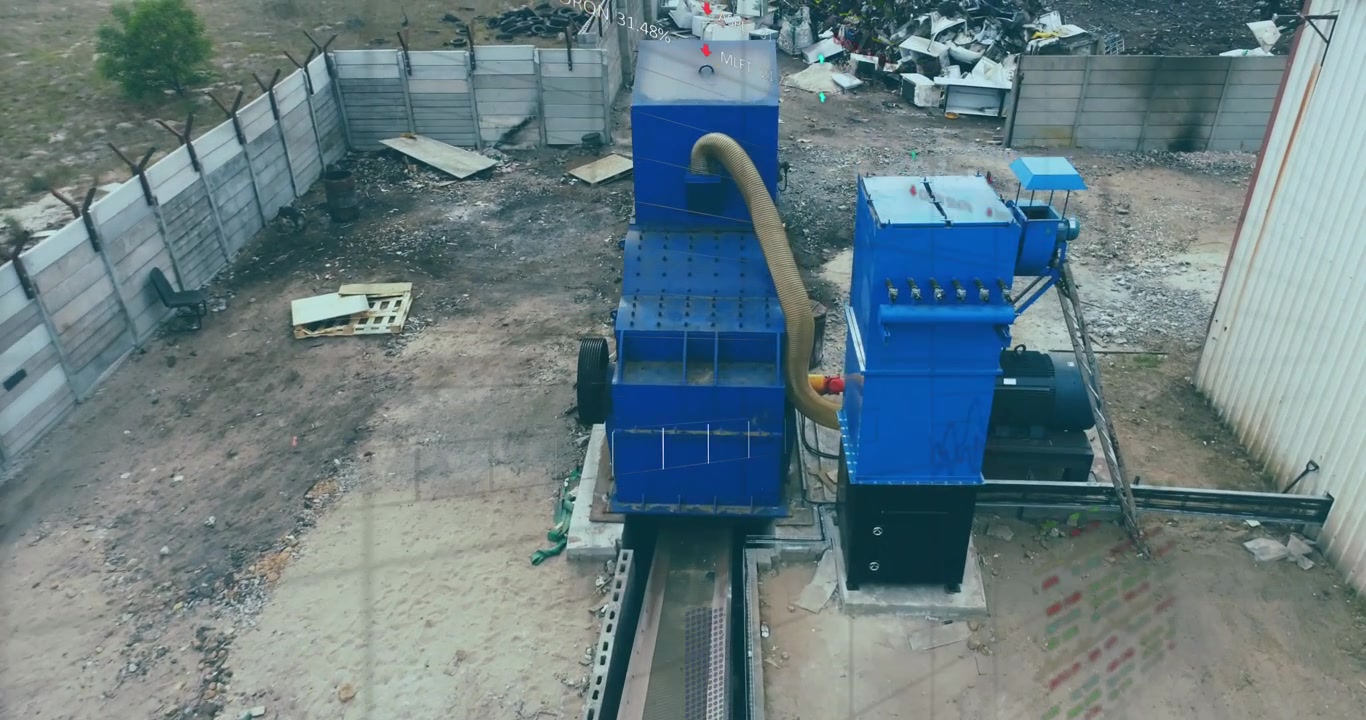 Animace obchodní tabule a mřížkového vzoru nad pohledem z výšky na recyklační stroj.