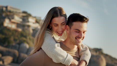 Piggyback,-couple-and-travel