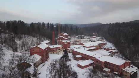 luftaufnahme einer alten papierfabrik aus rotem backstein in ligatne, lettland