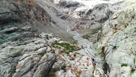 vuela sobre los alpes altos, francia con el glaciar blanc en el fondo