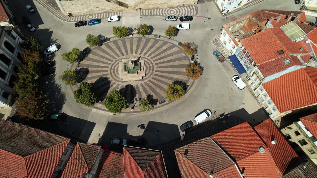 Volando sopra il centro città di Torre de Moncorvo in Portogallo.