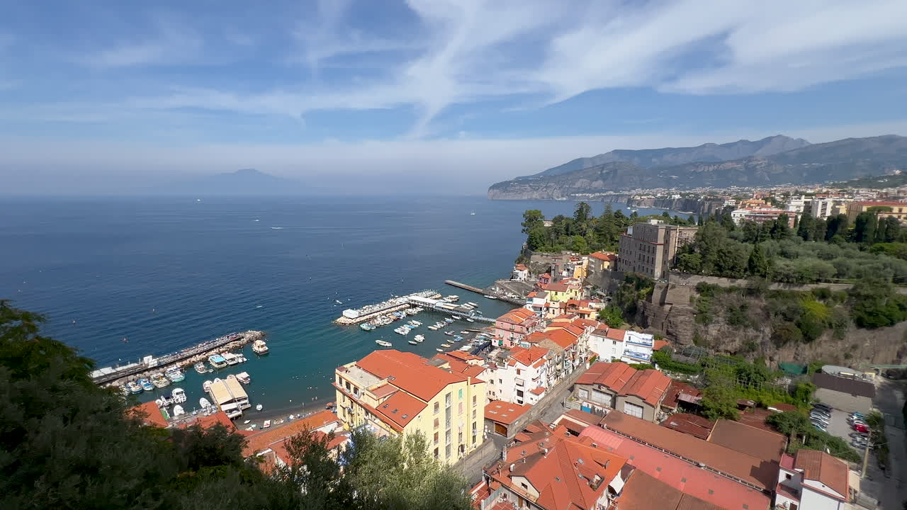 Veduta aerea di una pittoresca cittadina di mare vicino al mare azzurro e cristallino - Sorrento, Italia