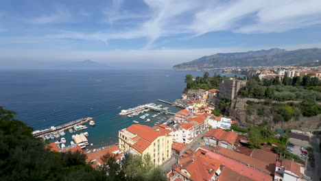 una vista aérea de una pintoresca ciudad marina junto al mar azul claro - sorento, italia