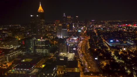 Tiro-De-Lapso-De-Tiempo-De-Gran-Altitud-En-La-Noche-Desde-Un-Dron-Mirando-Al-Sur-Hacia-El-Centro-De-La-Ciudad-Y-El-Centro-De-Atlanta