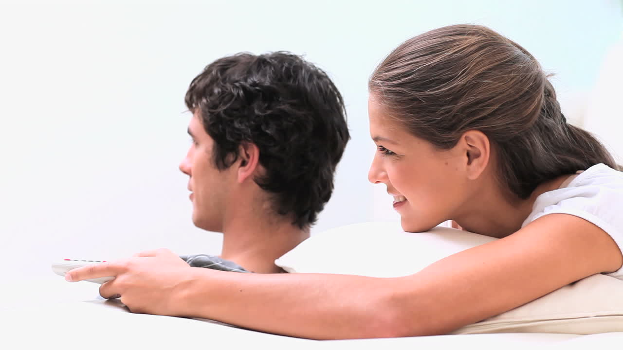 리모컨을 들고 있는 미소 짓는 여자