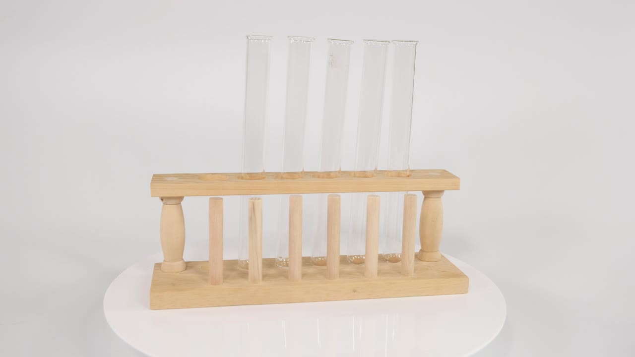 유리 시험 튜브가 회전하는 나무 랙