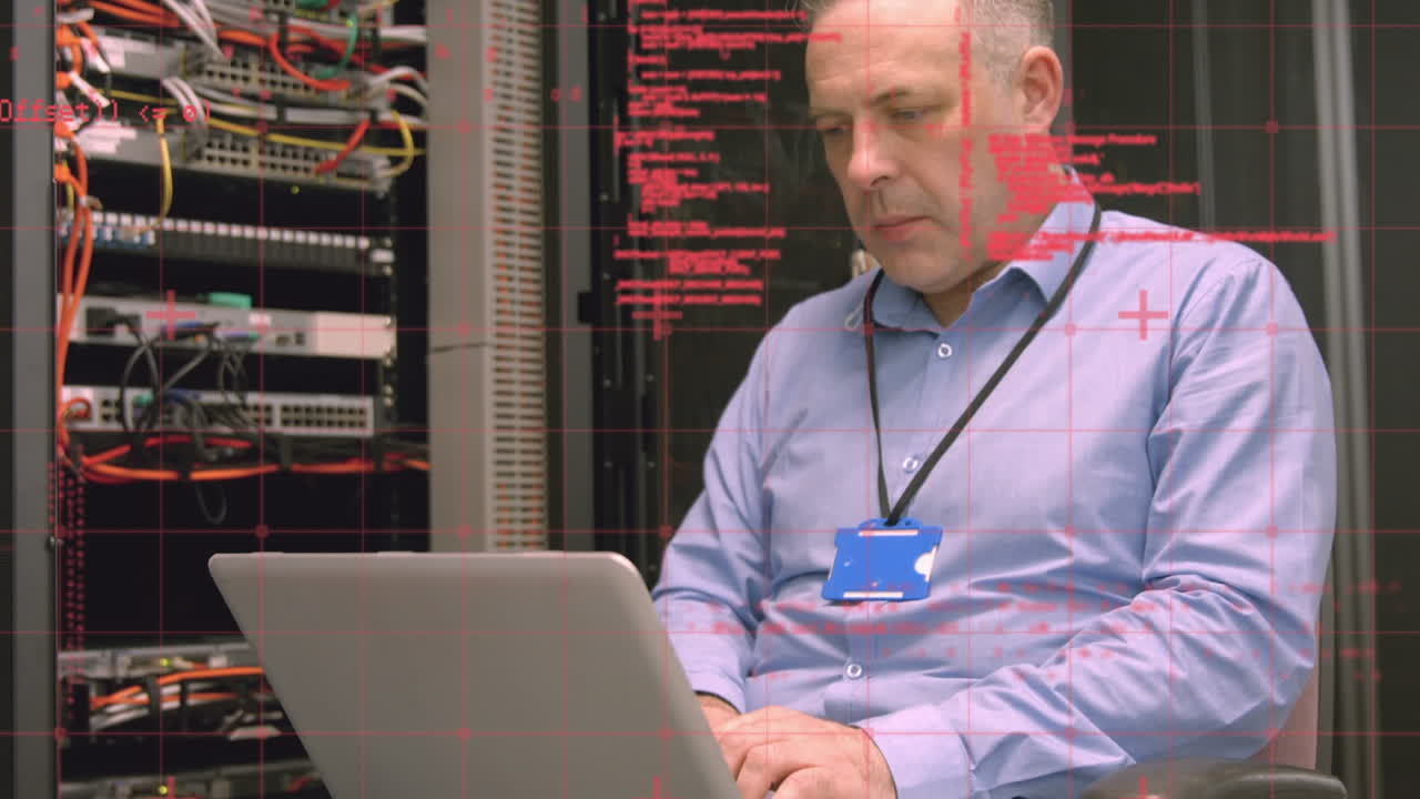 animación del procesamiento de datos sobre un hombre caucásico usando una computadora portátil en la sala de servidores