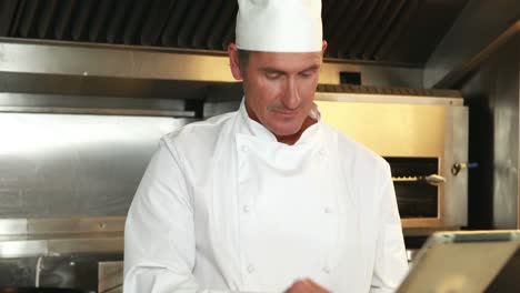 chef guapo usando la tableta y haciendo el signo ok