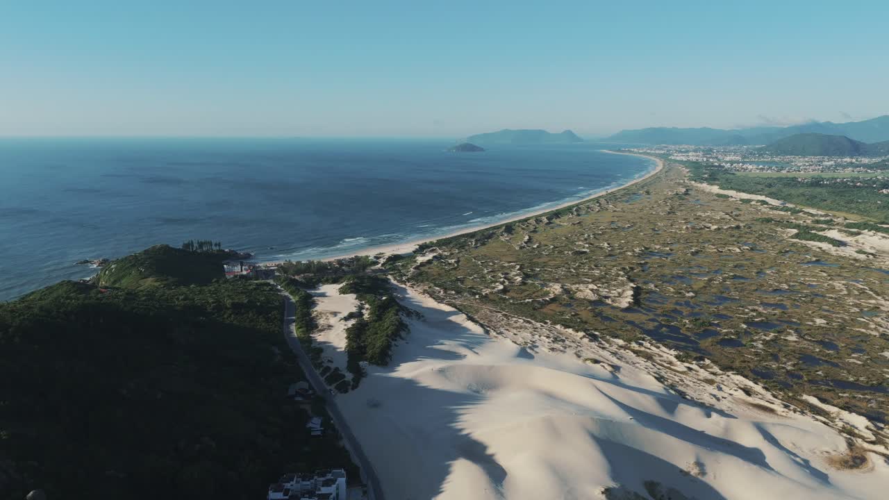 la vista de pájaro captura la impresionante belleza de la playa de joaquina y sus majestuosas dunas de arena en florianópolis, santa catarina, brasil.