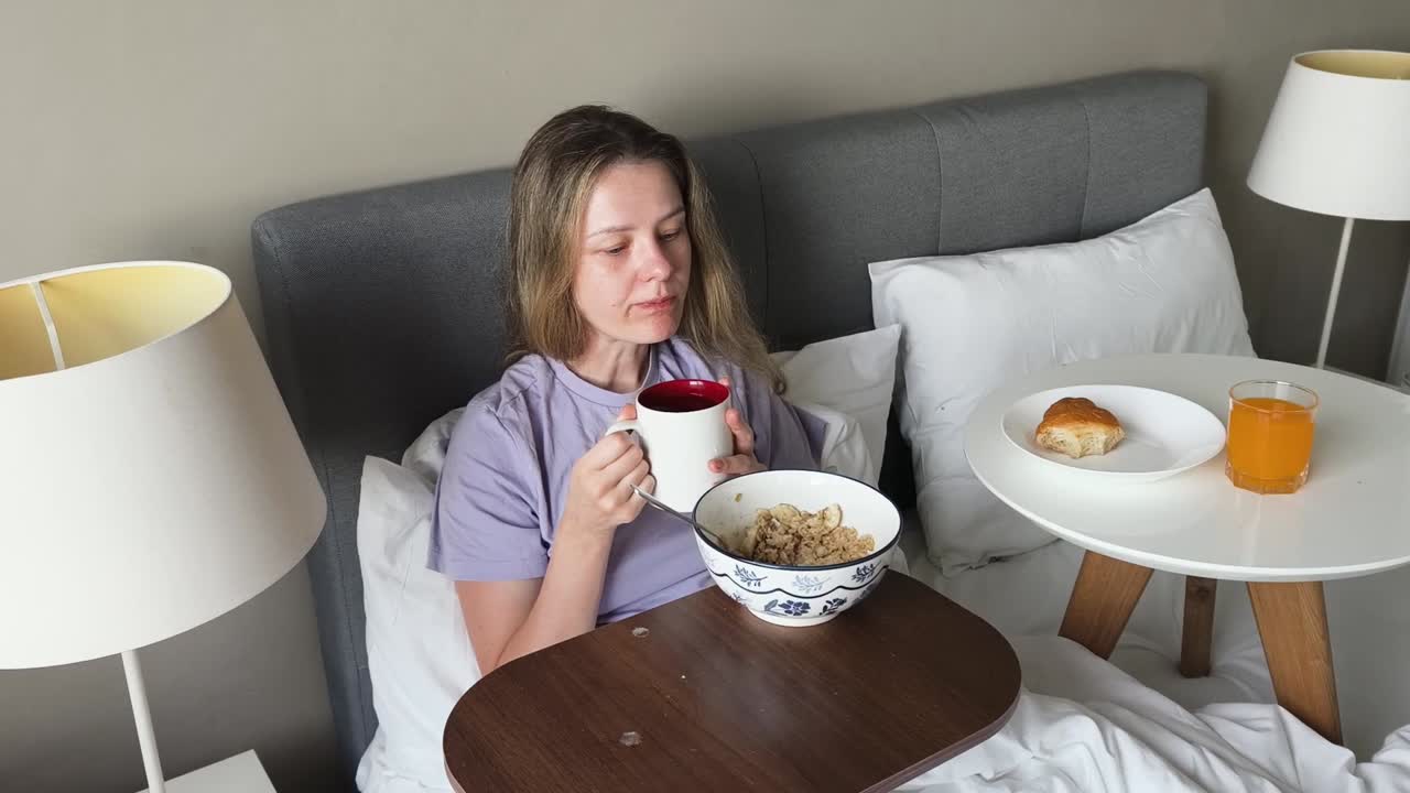 침대에서 아침 식사를 하는 여자