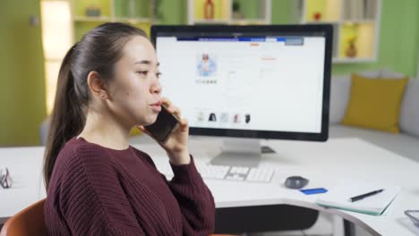홈 오피스 콘셉트에서 작은 사업을 하는 젊은 아시아 여성. 전자 상거래 사업.