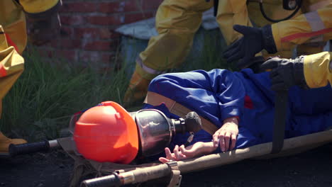 rescate de trabajadores heridos por parte de bomberos