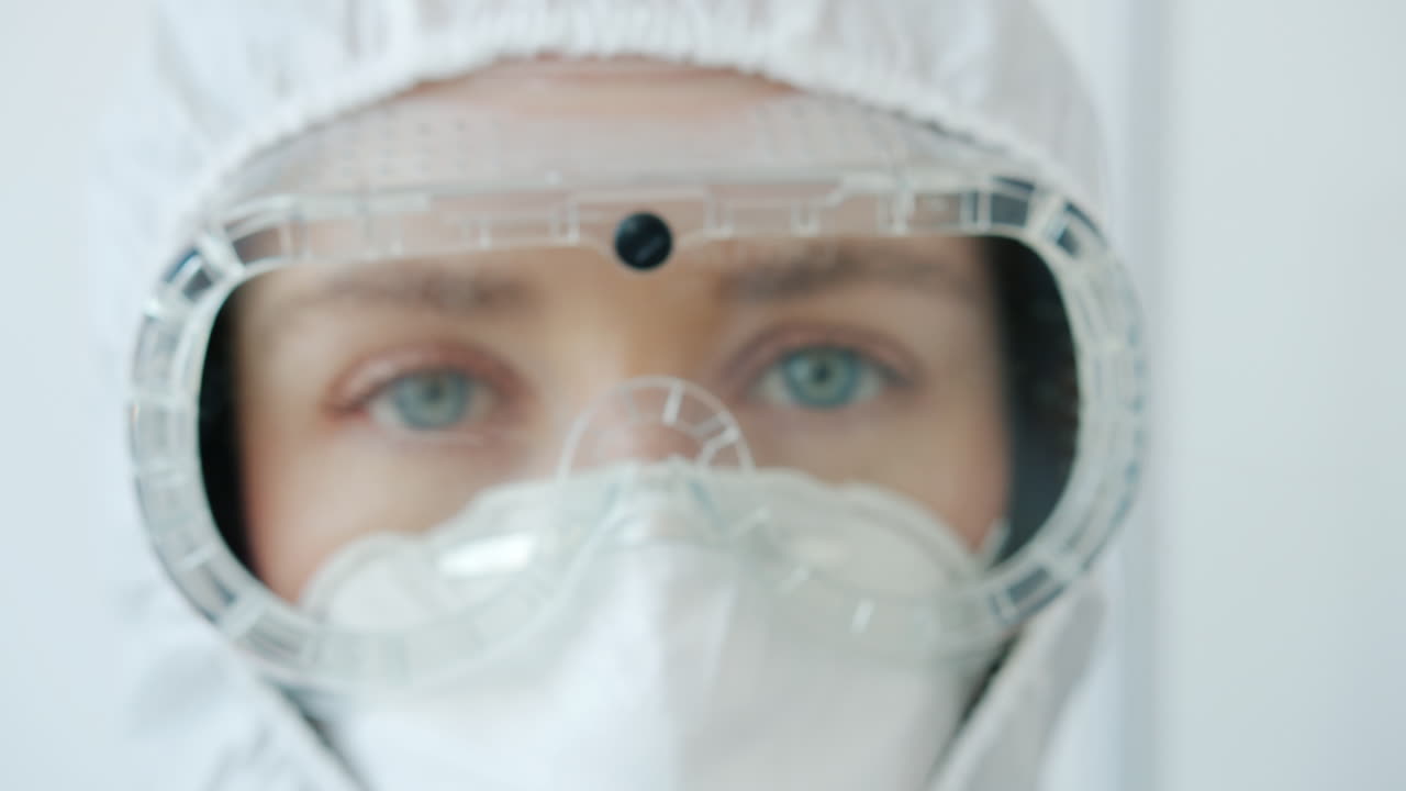 mujer con equipo de protección