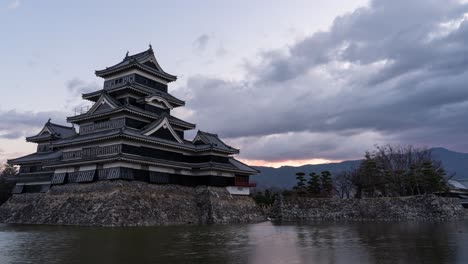 Timelapse-Del-Amanecer-De-La-Mañana-Del-Castillo-De-Matsumoto-Con-Nubes-Y-Foso---Vista-Bloqueada