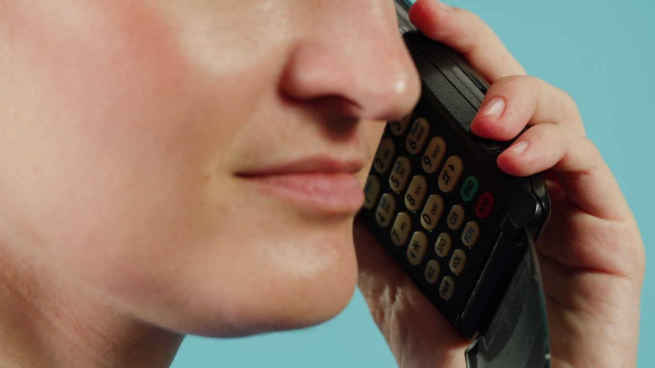 primer plano de una mujer hablando en un teléfono antiguo