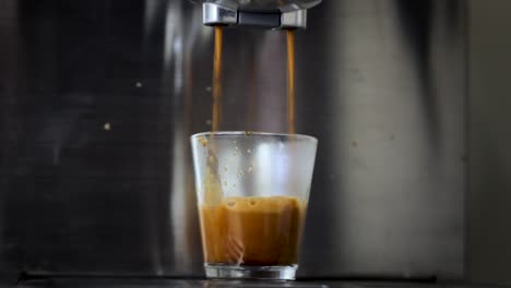 The-process-of-making-a-flat-white