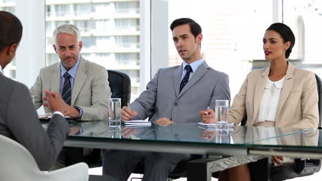 Candidato-A-Empleo-Hablando-Con-Gente-De-Negocios