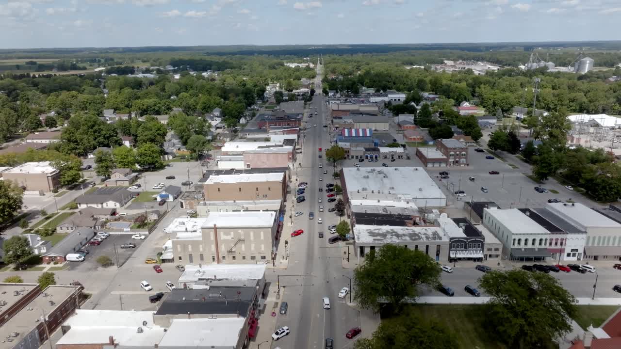 Centro di Rochester, Indiana con video drone in avvicinamento.